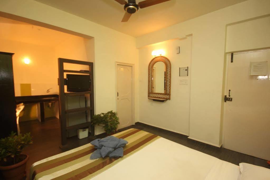 Sodders Renton Manor Hotel Arpora Exterior photo